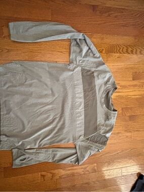Men's Long-Sleeve Crew Neck Shirt in Light Gray